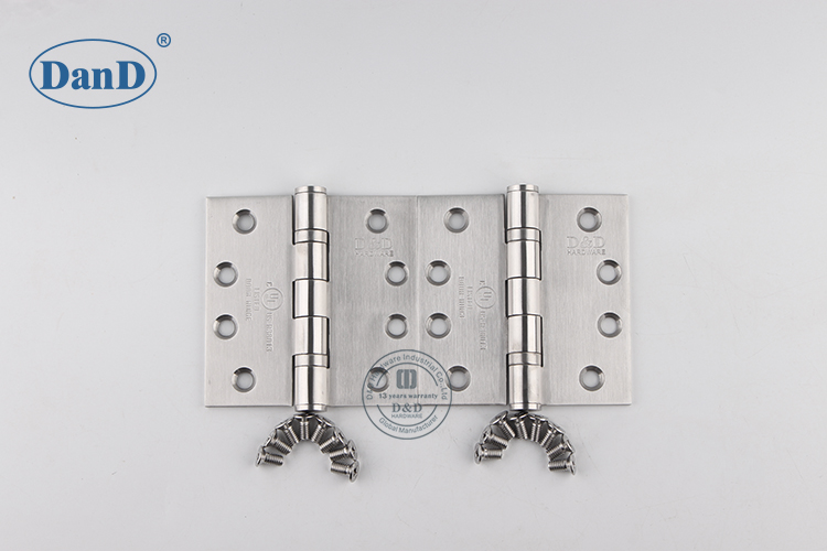 Dobradi&ccedil;a da porta prateada