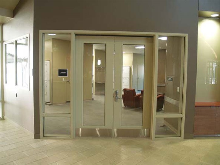 Que tipos de hardware s&atilde;o adequados para serem montados em portas de metal