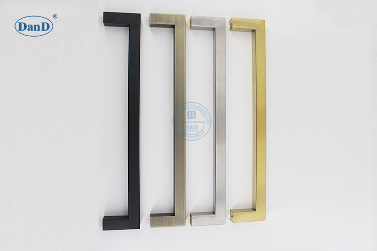 Al&ccedil;as de tra&ccedil;&atilde;o da porta de vidro