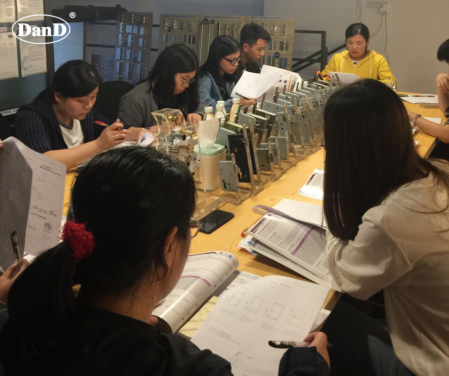 Como a equipe de D&D qualificada pode ajudar os clientes a encontrar o hardware Solution-D e D certo