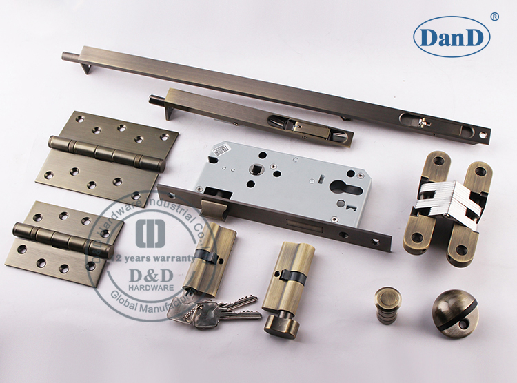 Hardware de porta de lat&atilde;o antigo -d e d hardware