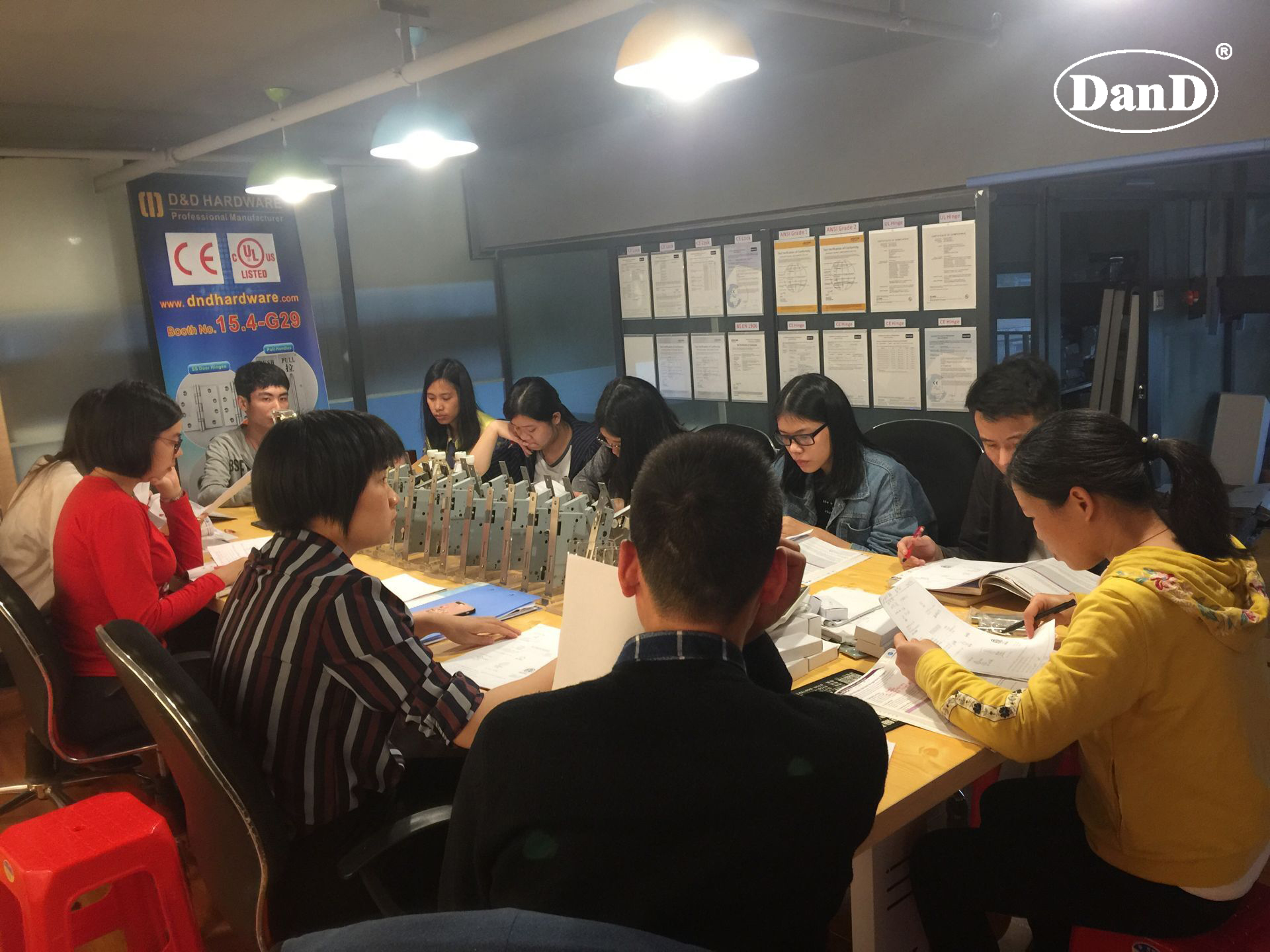 Como a equipe de D&D qualificada pode ajudar os clientes a encontrar o hardware Solution-D e D certo